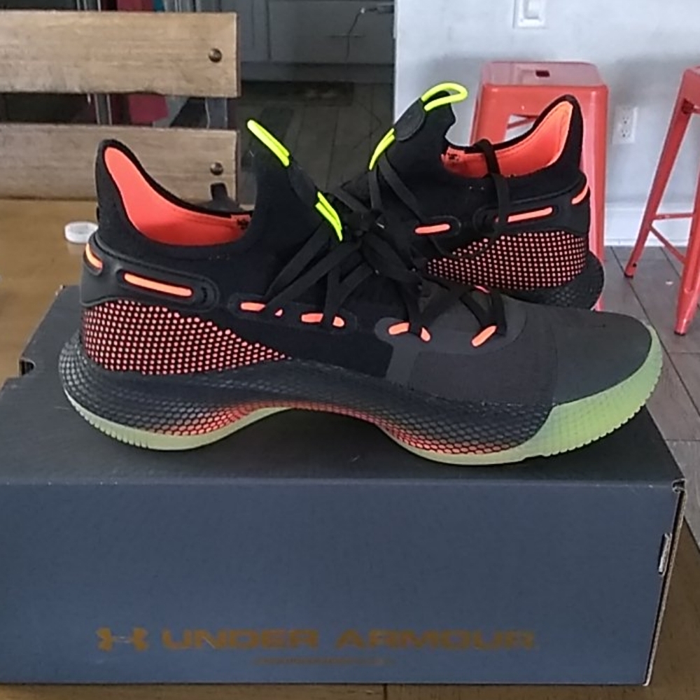 Under Armour Steph Curry 6 NEW size 10